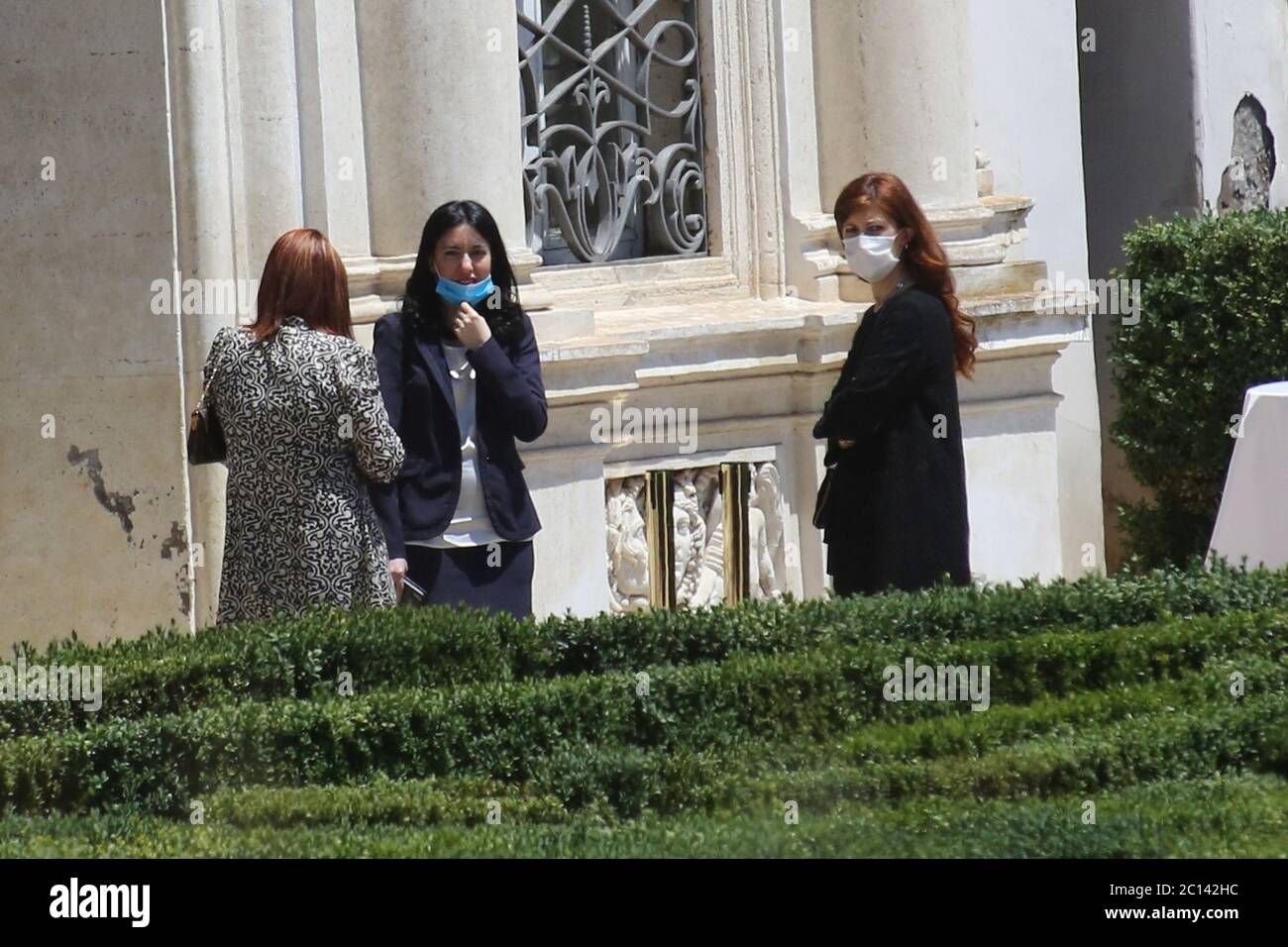Roma, Italia. 13 Giugno 2020. ROMA, ITALIA 13 giugno 2020: Ministro dell'architettura Lucia Azzolina. Giuseppe Conte ha concocato gli Stati generali a Villa Pamphili a Roma, per affronto la grave crisi economica e sociale causata dalla pandemia Covid-19. Nel primo giorno l'incontro tra i ministeri. Credit: Agenzia indipendente di fotografia/Alamy Live News Foto Stock