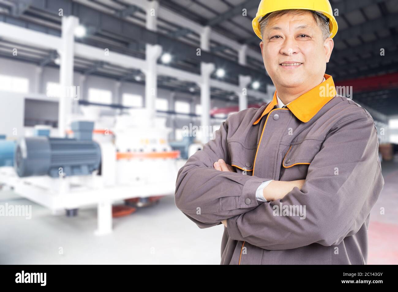 Il vecchio uomo asiatico ingegnere in fabbrica moderna Foto Stock