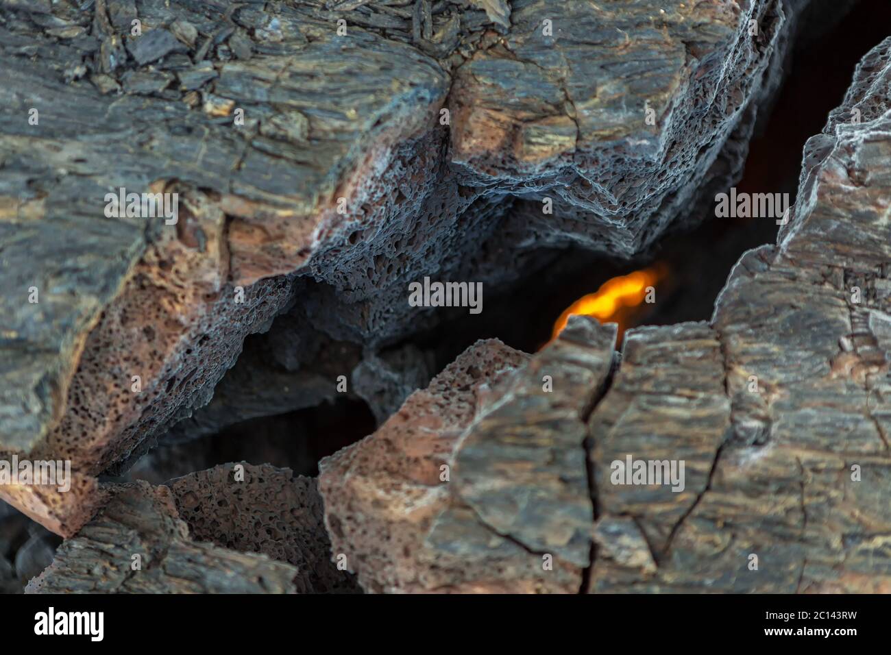 Incendio al crack di congelati campo di lava al vulcano Tolbachik, dopo l'eruzione nel 2012, Klyuchevskaya Gruppo di vulcani Foto Stock