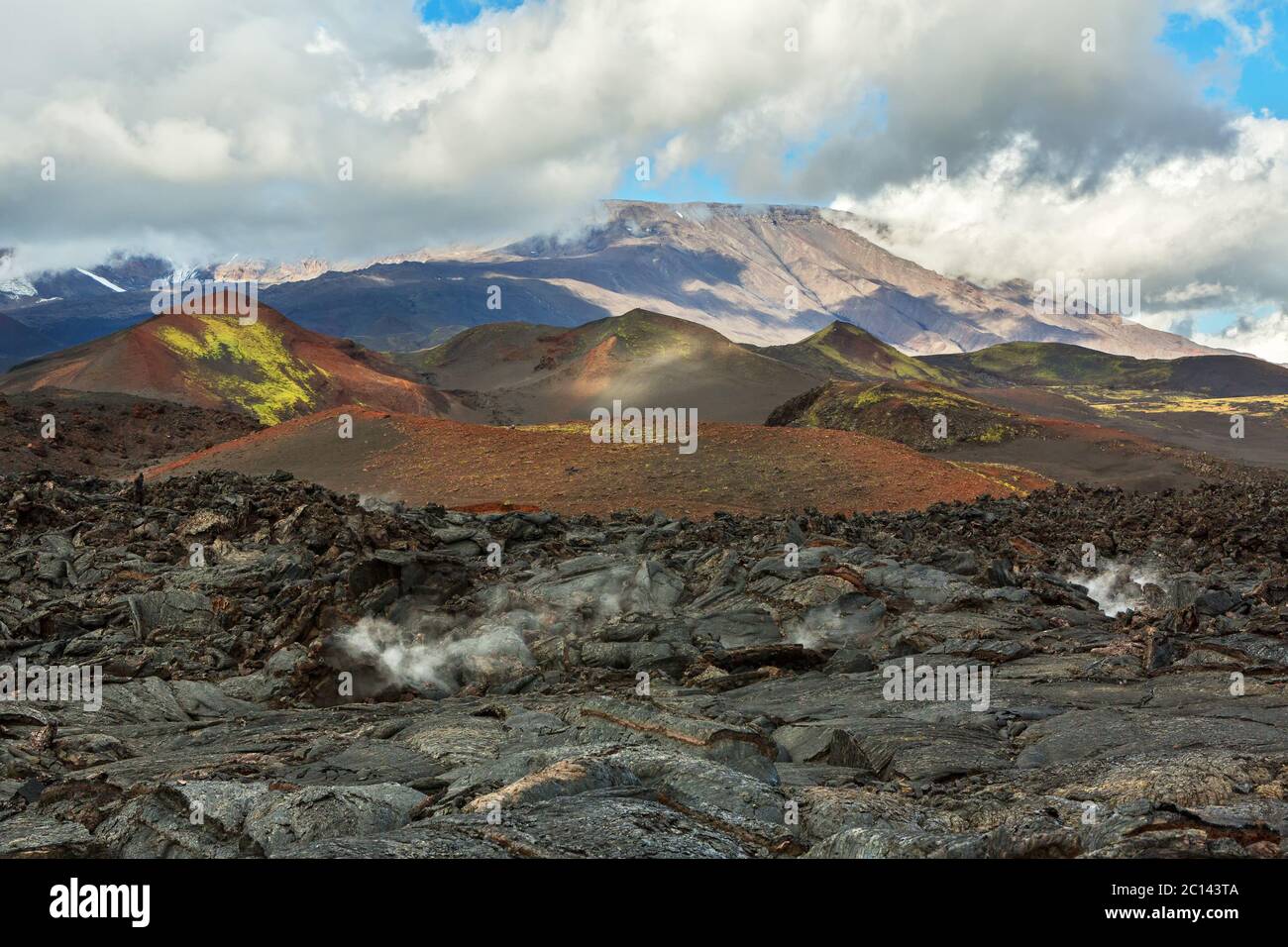 Campo di lava al vulcano Tolbachik, dopo l'eruzione nel 2012 sullo sfondo Plosky Tolbachik vulcano, Klyuchevskaya Gruppo di vulcani Foto Stock