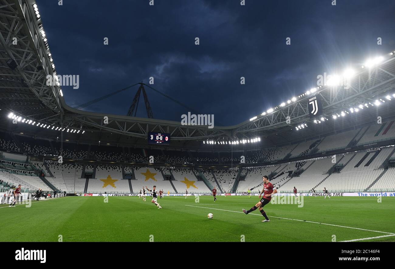 (200614) -- PECHINO, 14 giugno 2020 (Xinhua) -- FC Juventus' Paulo Dybala (fronte L) vies con Alessio Romagnoli dell'AC Milan durante la seconda tappa della partita di calcio semi-finale della Coppa Italia tra il FC Juventus e l'AC Milan. La partita si è conclusa con un sorteggio di 1-1 e Juventus è entrato in finale. Giocata in uno stadio vuoto, questa partita è stata la prima partita ufficiale di calcio dall'inizio della pandemia COVID-19 in Italia. (Piscina via Xinhua) Foto Stock