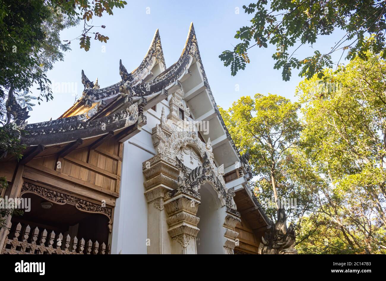 Phayao, Thailandia - 1 dicembre 2019: Chiesa di legno tailandese nel tempio di Analayo o Wat Analayo in foresta con luce naturale a Phayao Thailandia Foto Stock