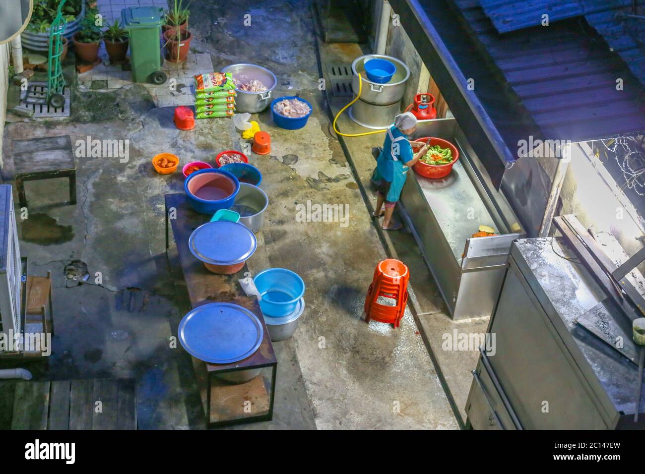 Kuala Lumpur, Malesia - 2017 04 29 lavoratori che preparano il cibo nell'area cucina all'aperto sul retro del ristorante a Kuala Lumpur. Foto Stock