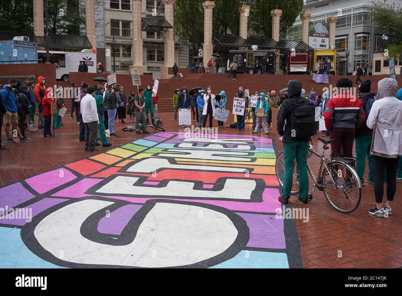 I dimostranti BLM si riuniscono sabato 13 giugno 2020 presso la Pioneer Courthouse Square nel centro di Portland, Oregon. Foto Stock