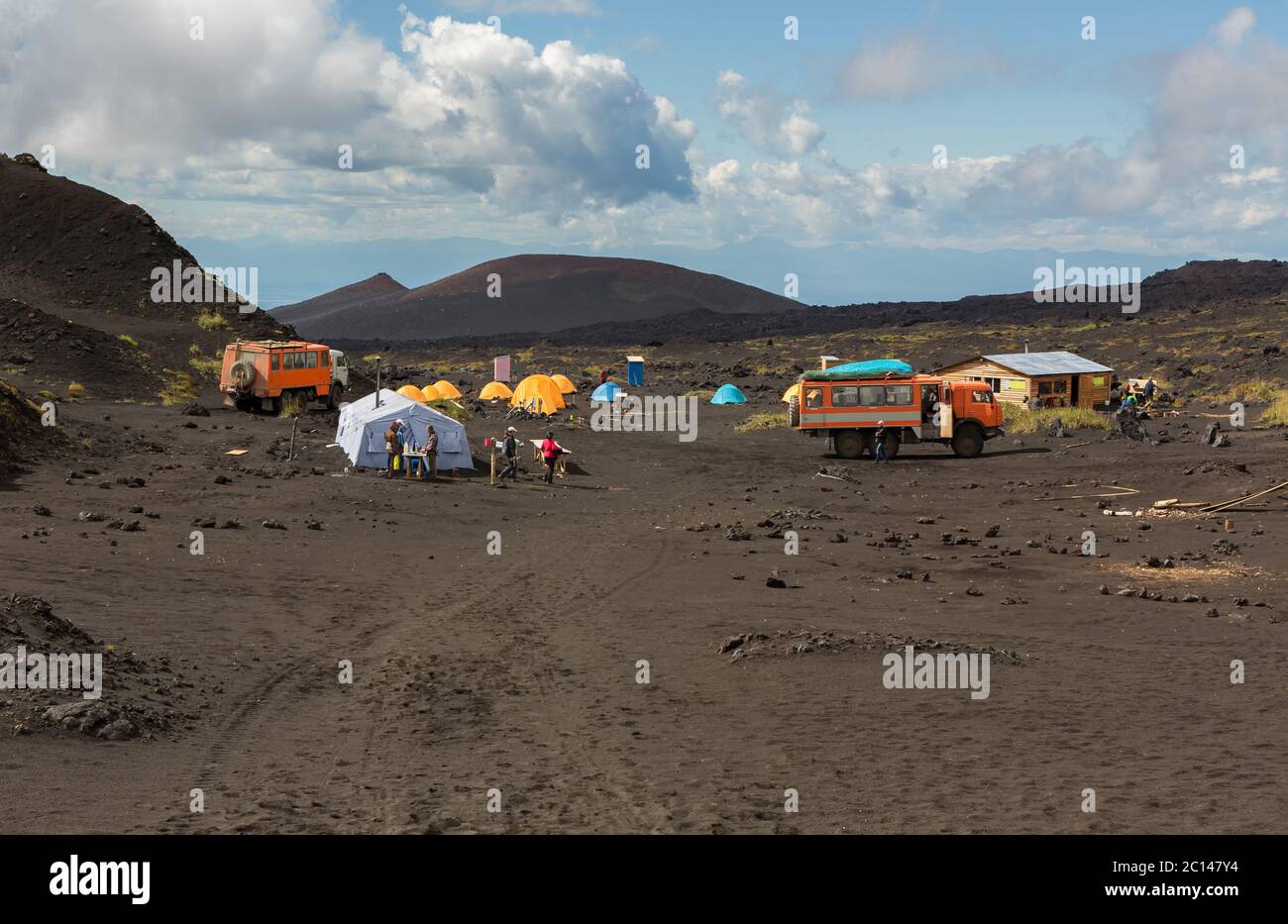 Campeggio sul campo di lava del vulcano Tolbachik, dopo l'eruzione del 2012, il gruppo dei Vulcani di Klyuchevskaya Foto Stock