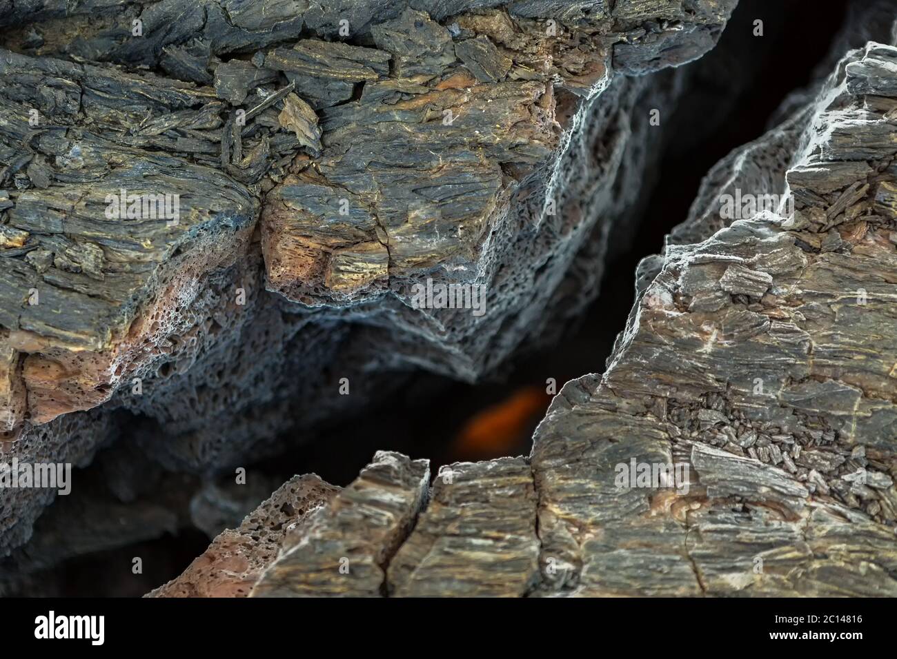 Incendio al crack di congelati campo di lava al vulcano Tolbachik, dopo l'eruzione nel 2012, Klyuchevskaya Gruppo di vulcani Foto Stock