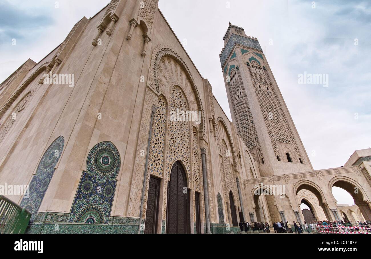 Moschea di Hassan II a Casablanca in Marocco. E' la moschea più grande del Marocco. Vista grandangolare Foto Stock