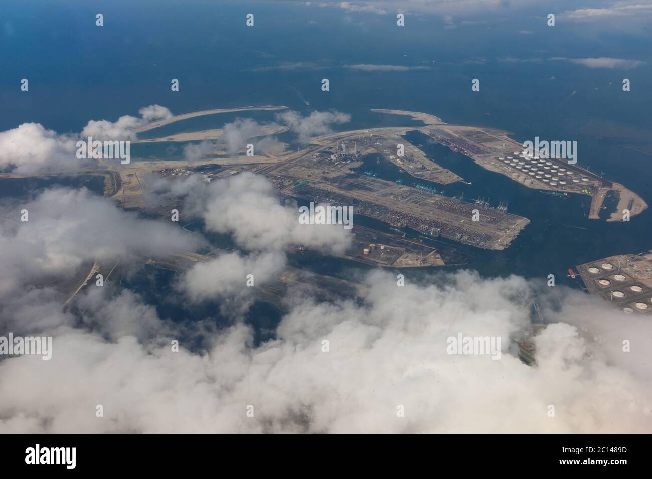Foto aerea della zona industriale di Botlek vicino al porto marittimo di Rotterdam nei Paesi Bassi Foto Stock
