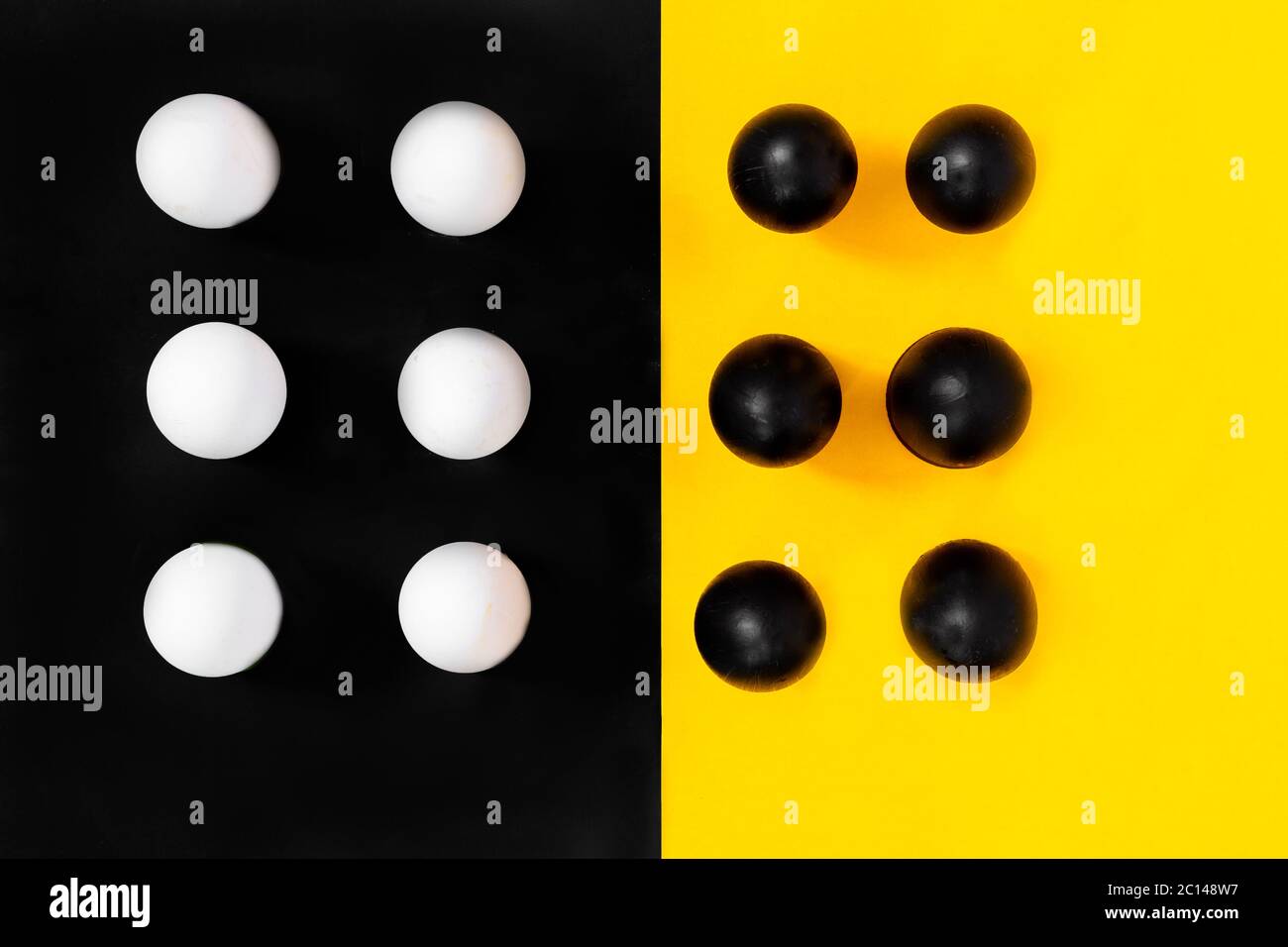 Sei uova nere con sei uova bianche, pop art, artistico, contrasto, astratto. Foto Stock