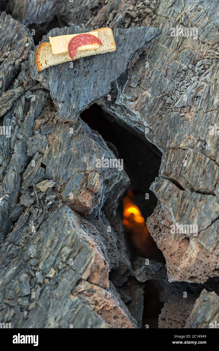 Barbecue sul fuoco in crack di campo di lava congelato al vulcano Tolbachik, dopo l'eruzione nel 2012, Klyuchevskaya Gruppo di Volcan Foto Stock