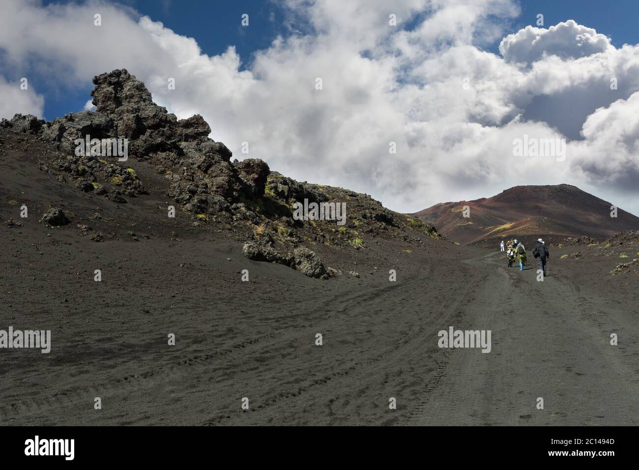 I turisti escursioni sul campo lavico eruzione del Vulcano Tolbachik sulla penisola di Kamchatka, Klyuchevskaya Gruppo di vulcani. Foto Stock