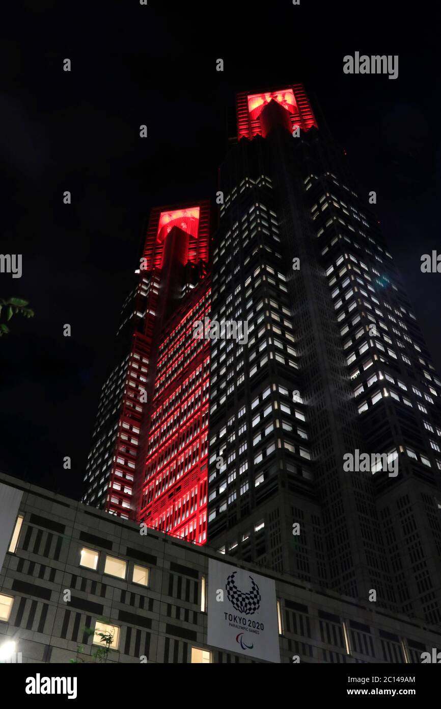 Il 19 giugno, l'edificio del governo metropolitano di Tokyo è illuminato in rosso, a indicare un avviso di "Tokyo Alert", un'ulteriore cautela contro le infezioni da COVID-10. Foto Stock