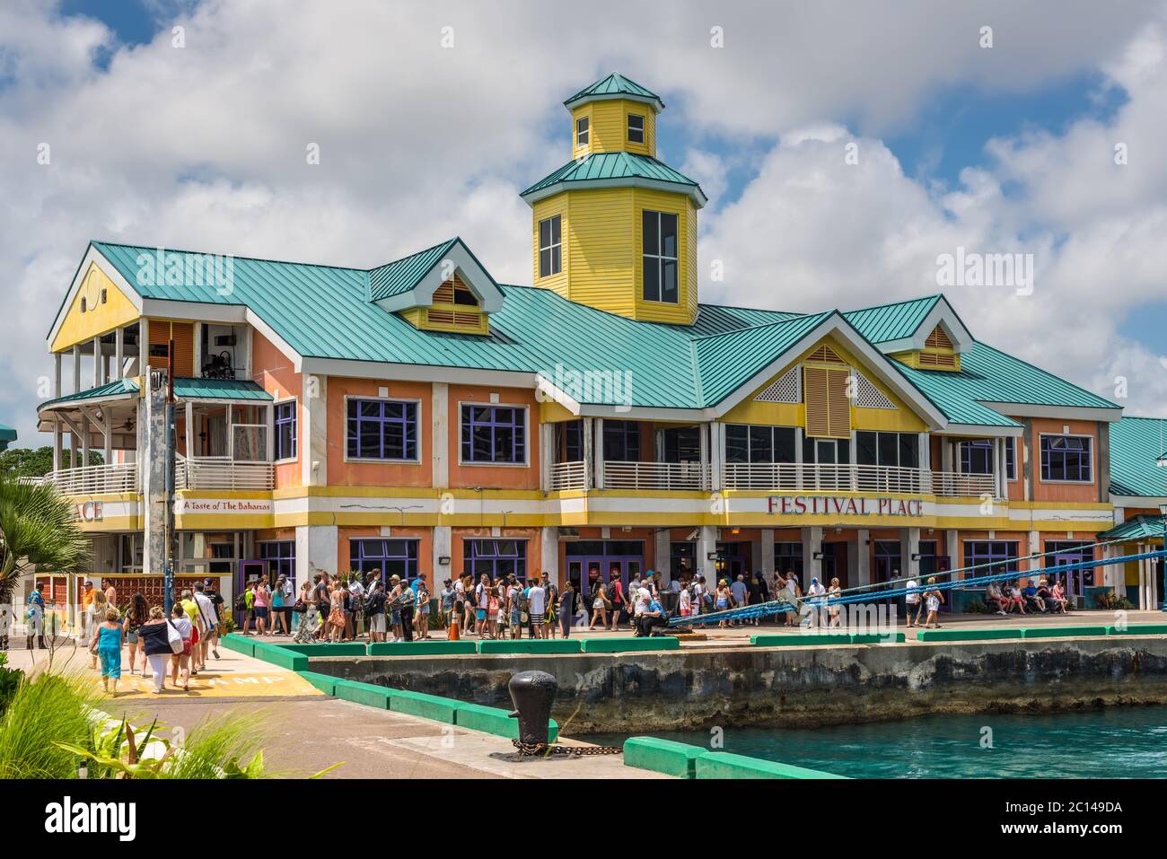 Nassau, Bahamas - 3 maggio 2019: Terminal delle navi da crociera presso il molo Prince George, conosciuto anche come Festival Place. Nassau vede migliaia di visitatori ogni giorno, Foto Stock