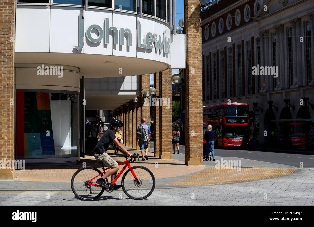 Londra, Regno Unito. 13 giugno 2020 John Lewis, Kingston upon Thames, Londra, mentre i negozi si preparano per l'apertura lunedì 15 giugno 2020 Andrew Fosker / Alamy Live News Foto Stock