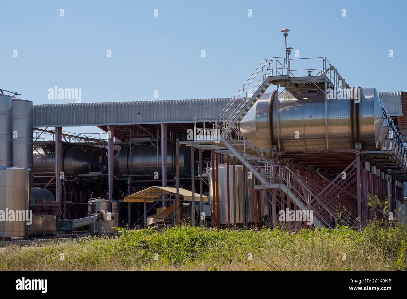 Azienda vinicola. Attrezzature industriali tecnologiche moderne. Foto Stock
