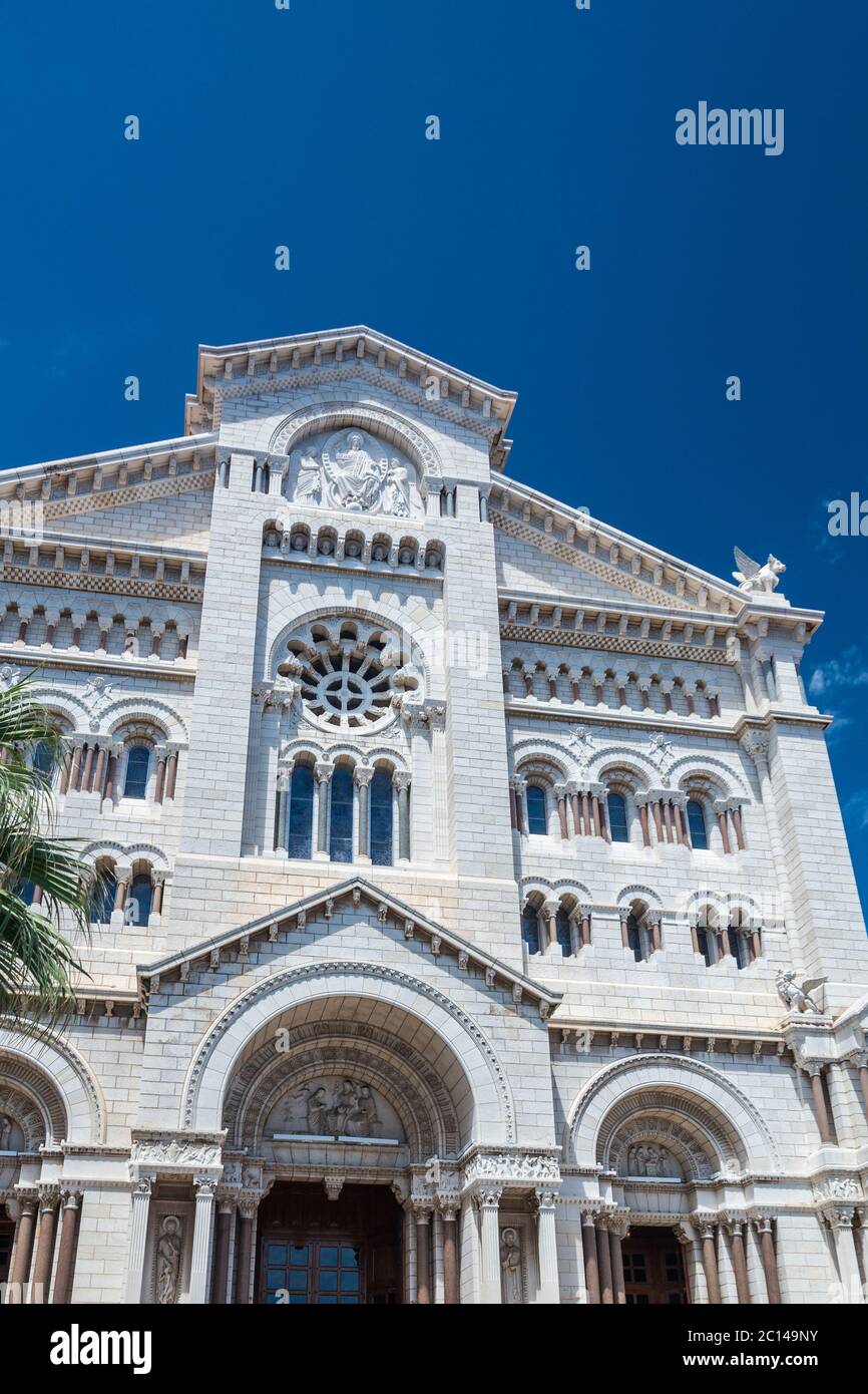 Esterno della Cattedrale di Monaco a Monaco-Ville, Monaco. E' famoso per le tombe della Principessa Grace e del Principe Rainier. Foto Stock