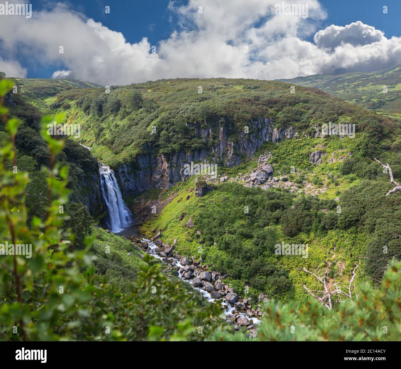 Cascata Spokoyy nella valle di brookValley ai piedi del versante nord-orientale esterno del vulcano caldera Gorely. Foto Stock