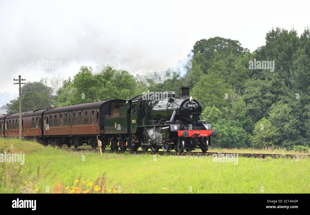 Un treno a vapore attraversa la campagna dello Yorkshire occidentale sulla ferrovia di Keighley e Worth Valley nell'Inghilterra settentrionale. Foto Stock