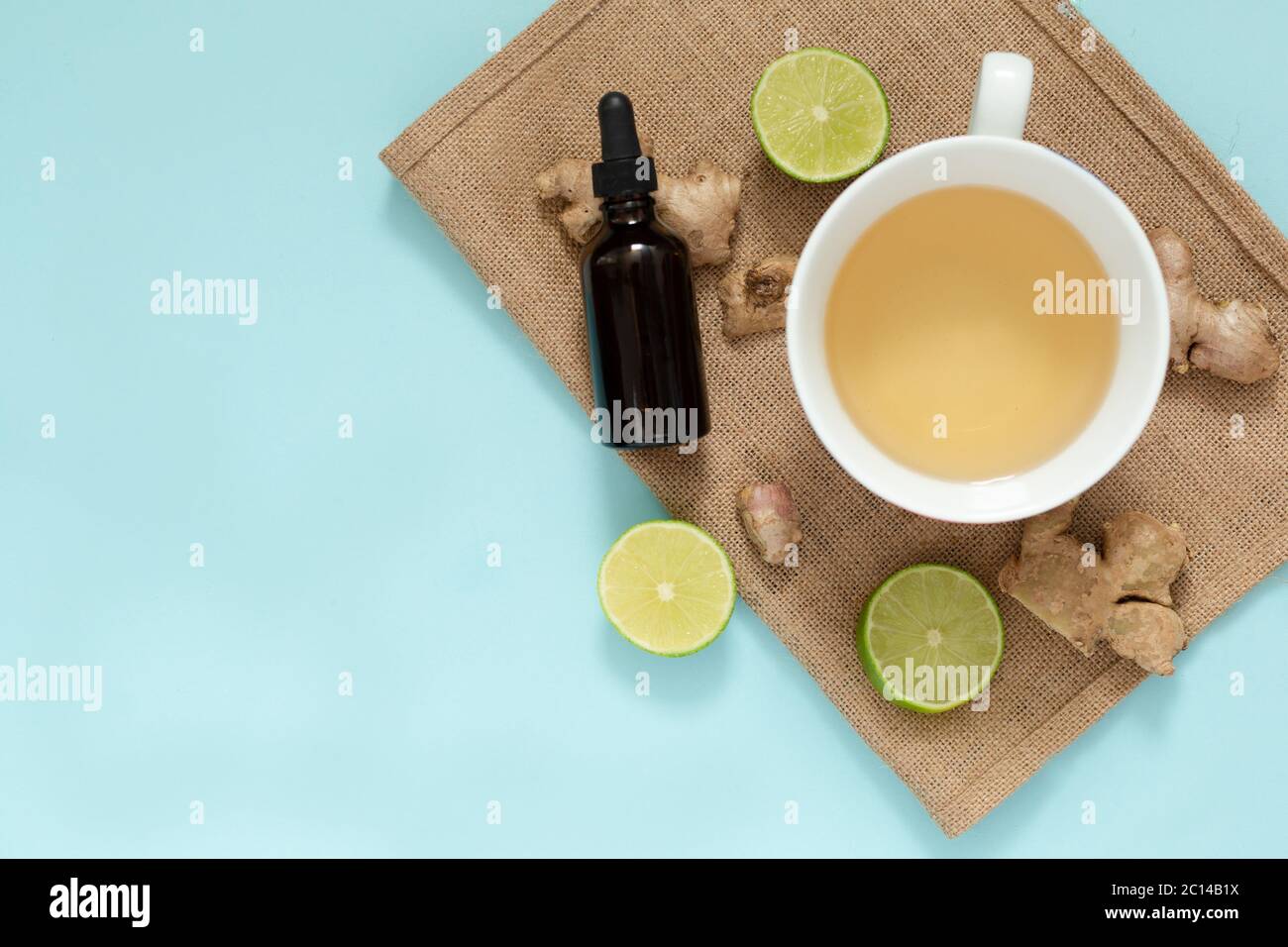 Tazza di tè con fette di limone e zenzero Foto Stock