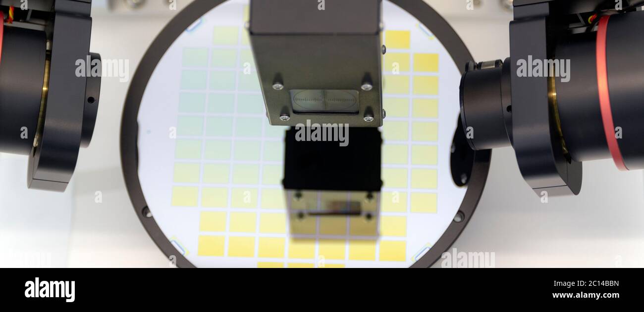 Strumento ellissometro in laboratorio. Wafer di silicio con celle misura lo spessore della pellicola su ellissometro.Banner. Foto Stock