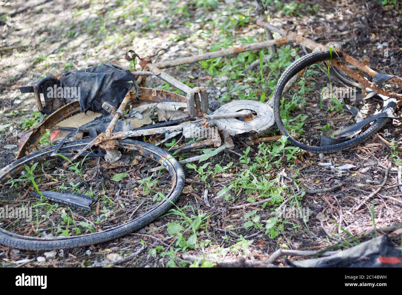 Vecchia bicicletta scartata arrugginita giacente su terra malforma e rotta  Foto stock - Alamy