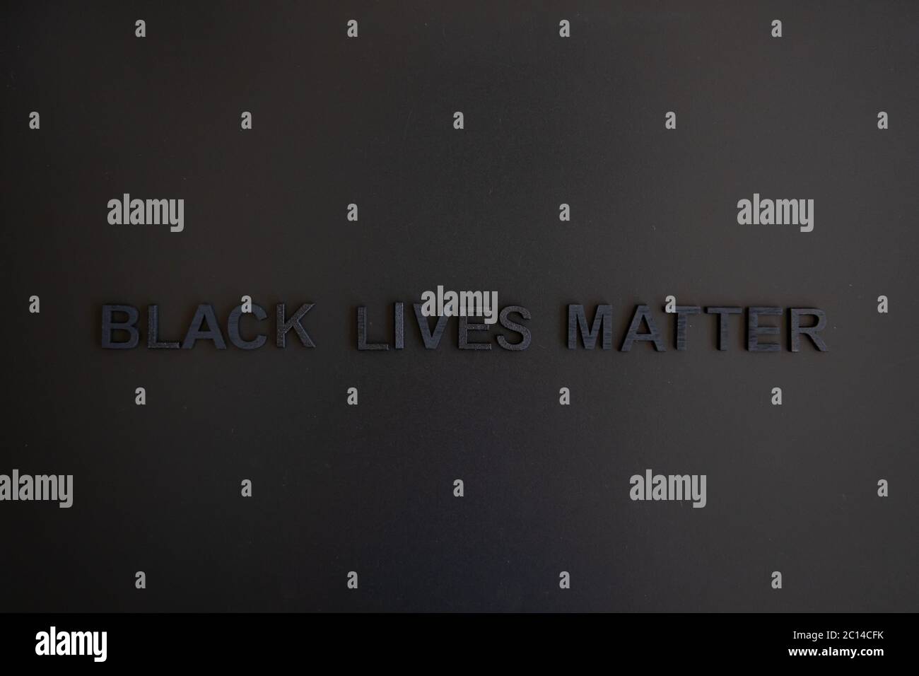 Primo piano slogan Black Lives Matter tag. Lettere nere su sfondo nero. Foto Stock