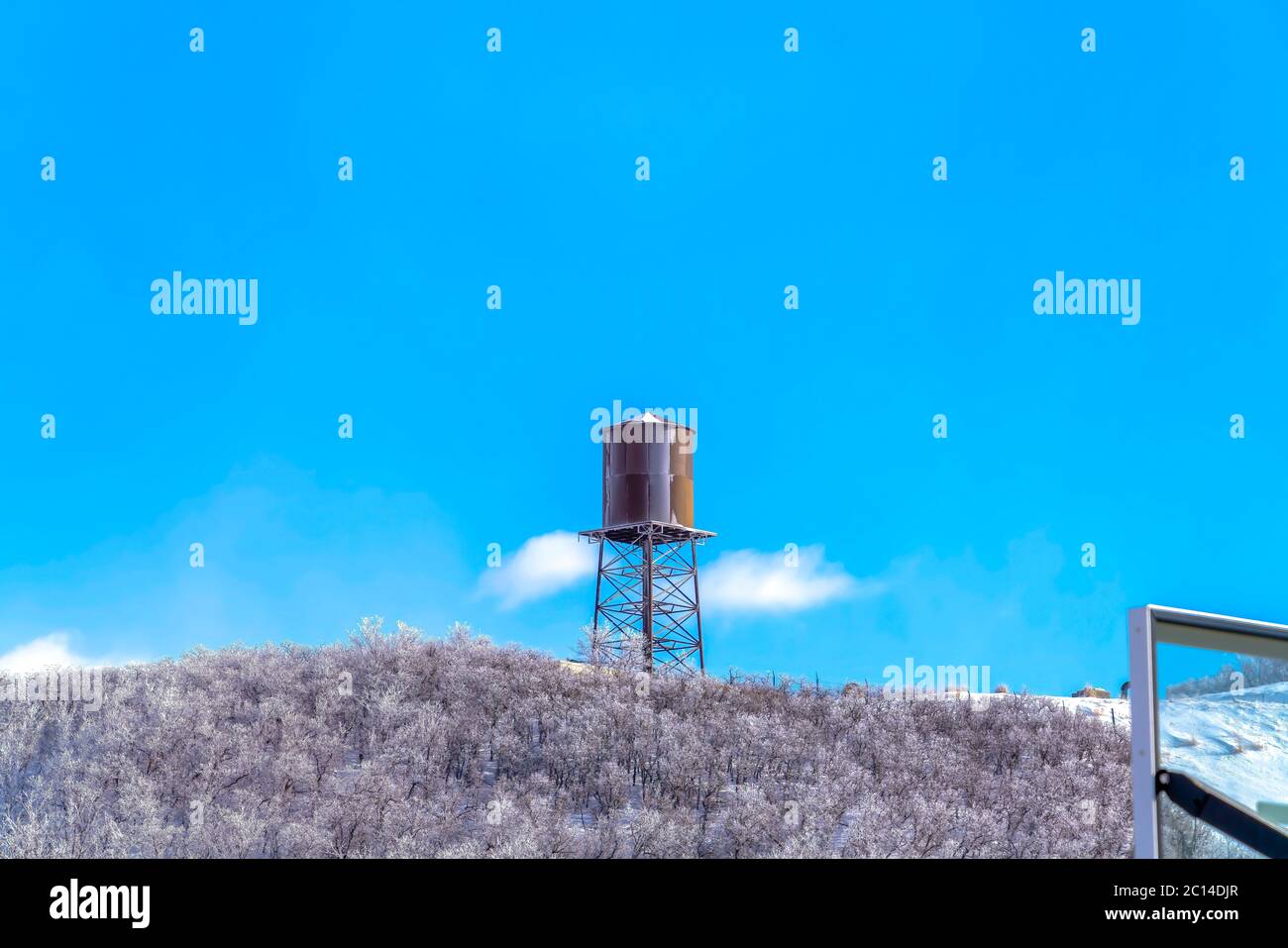 Contenitore cilindrico per la conservazione dell'acqua su una torre in acciaio sulle montagne Wasatch Foto Stock