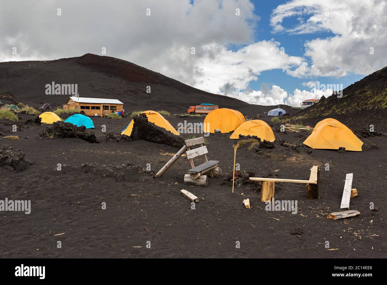 Campeggio sul campo di lava del vulcano Tolbachik, dopo l'eruzione del 2012, il gruppo dei Vulcani di Klyuchevskaya Foto Stock