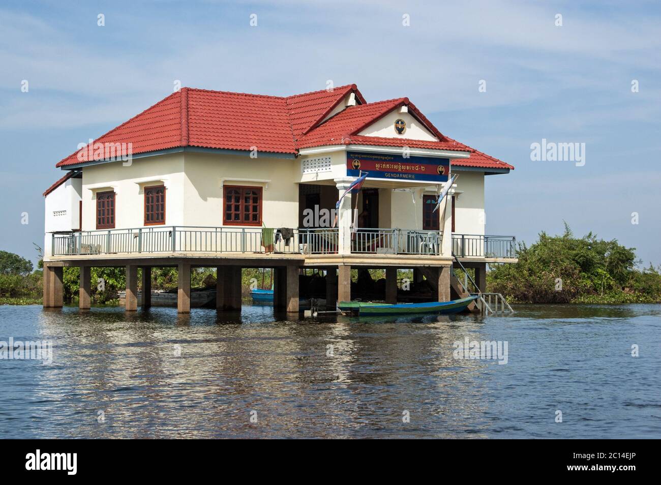 Kompong Phluk, Cambogia - 4 dicembre 2011: Stazione di polizia costruita su palafitte nel villaggio galleggiante di Kompong Phluk nel lago Tonle SAP della Cambogia Foto Stock