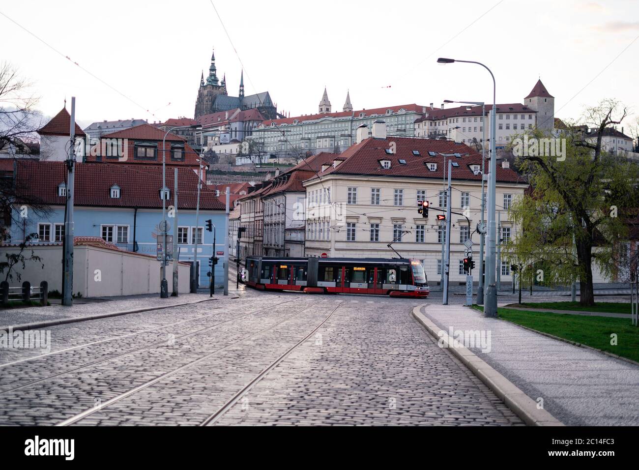 Epidemia ha colpito il mondo. Io mostro la situazione nel centro di Praga durante l'epidemia di coronavirus COVID-19 sul famoso ponte di fronte a Praga Foto Stock