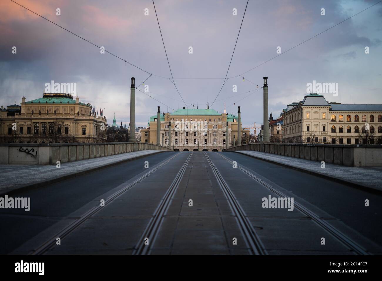 Vita quotidiana in Europa durante l'epidemia di covid-19. Via di Praga vuota a causa del coronavirus. Quasi deserta Foto Stock