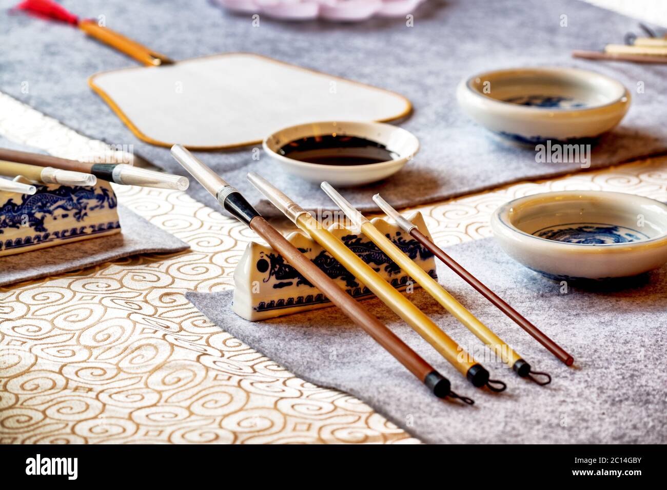 La calligrafia cinese strumenti sul tavolo Foto Stock