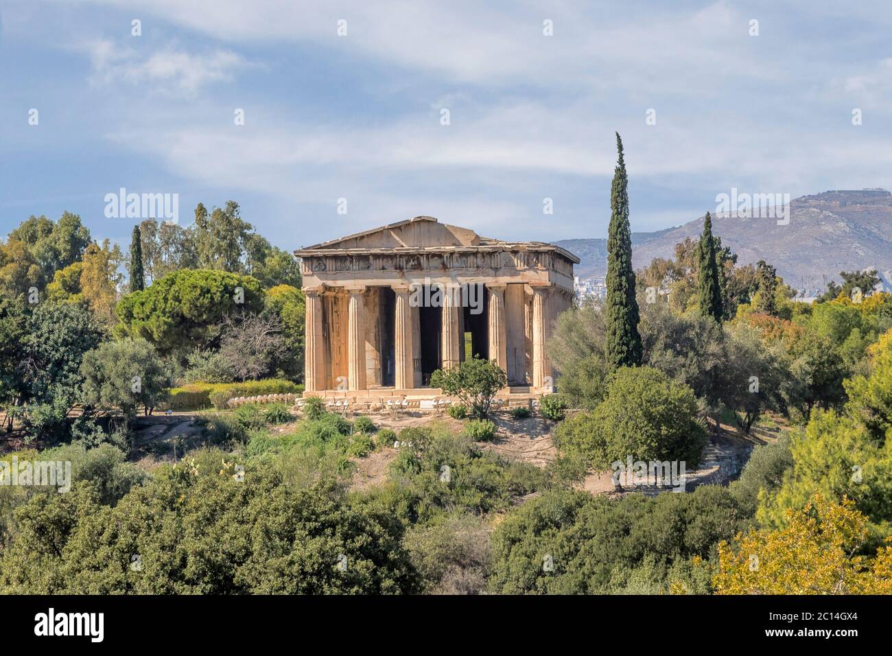 Bellissimo tempio greco visto da lontano. E' un tempio greco ben conservato; rimane in piedi in gran parte come costruito. Foto Stock