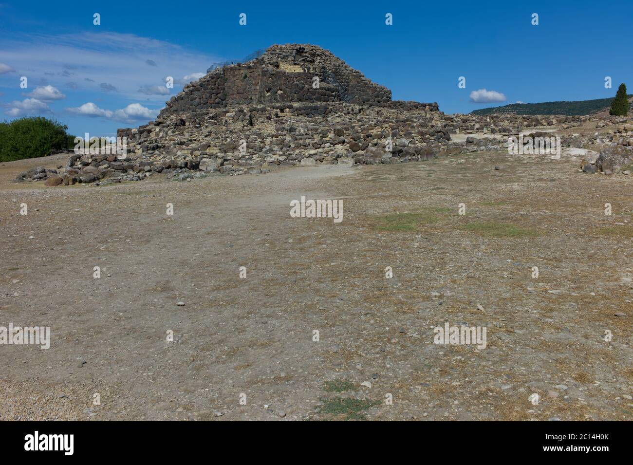 Le torri della Sardegna, le enormi e enigmatiche torri di pietra costruite dall'antica civiltà più di 5000 anni fa in Italia Foto Stock