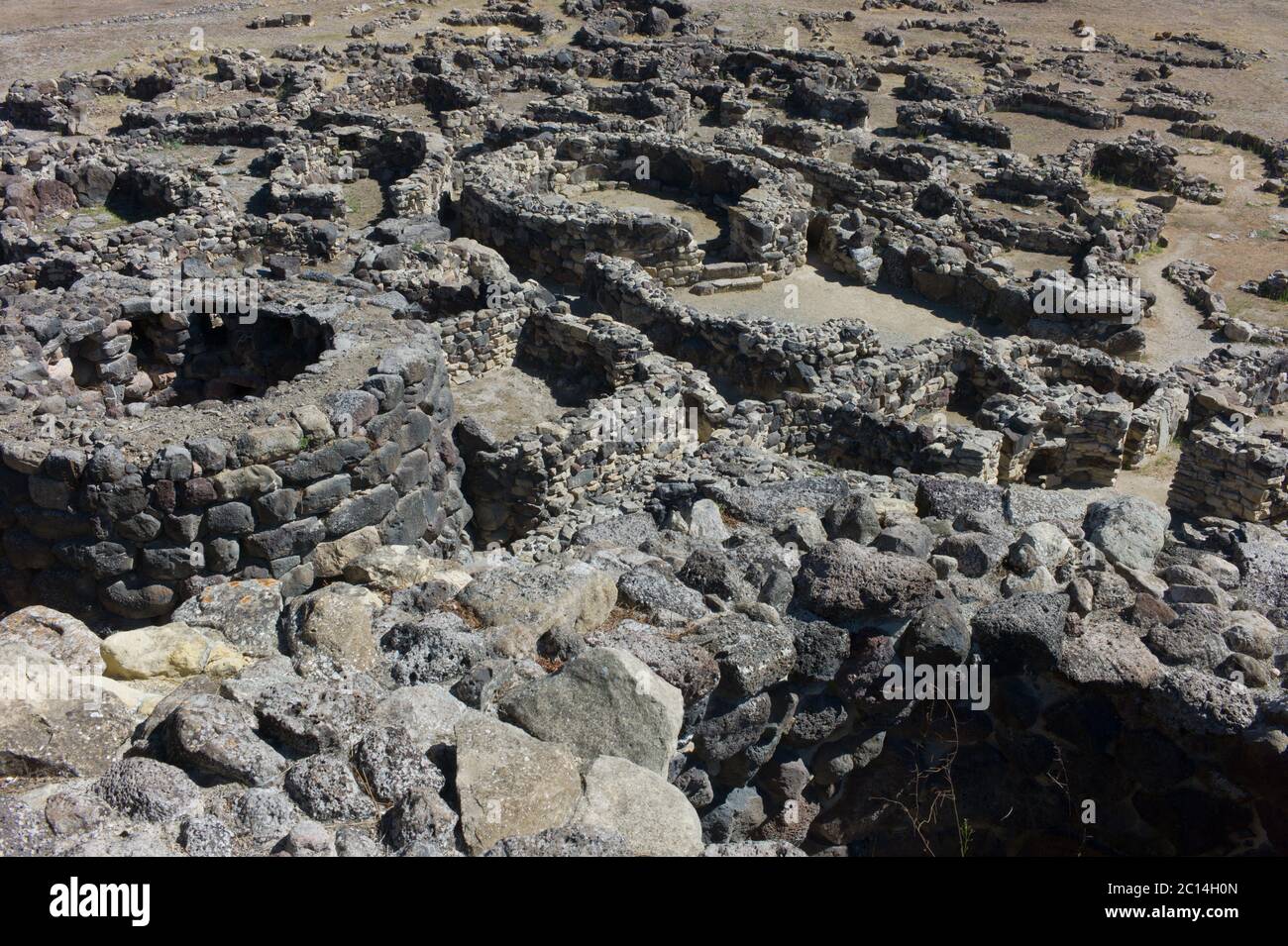 Le torri della Sardegna - Nuraghi. Nuraghi, le enormi e enigmatiche torri di pietre costruite dall'antica civiltà più di 5000 anni fa Foto Stock