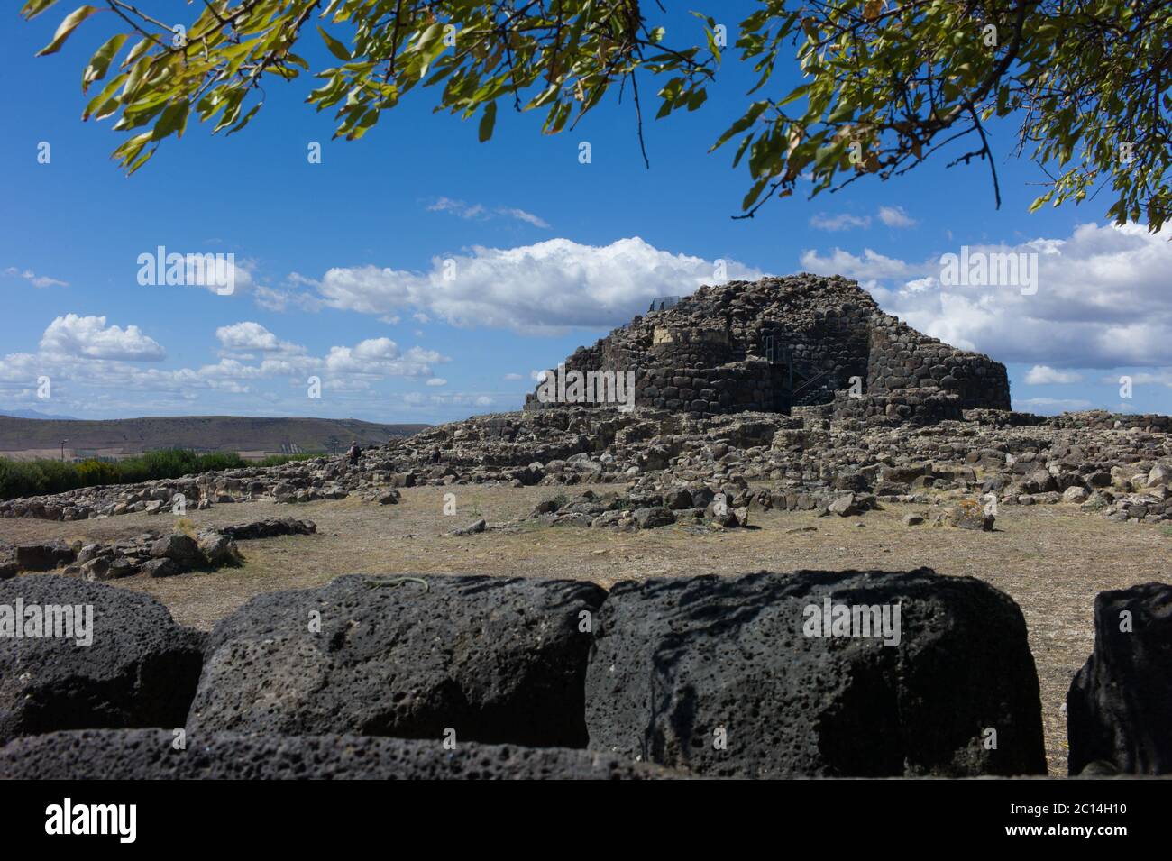 Le torri della Sardegna - Nuraghi. Nuraghi, le enormi e enigmatiche torri di pietre costruite dall'antica civiltà più di 5000 anni fa Foto Stock