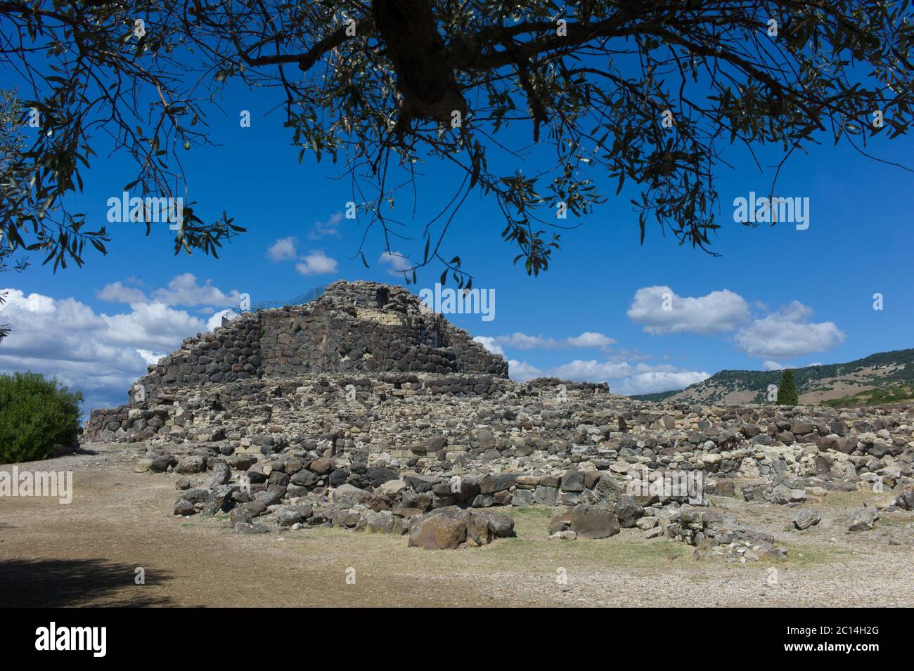 Le torri della Sardegna - Nuraghi. Nuraghi, le enormi e enigmatiche torri di pietre costruite dall'antica civiltà più di 5000 anni fa Foto Stock