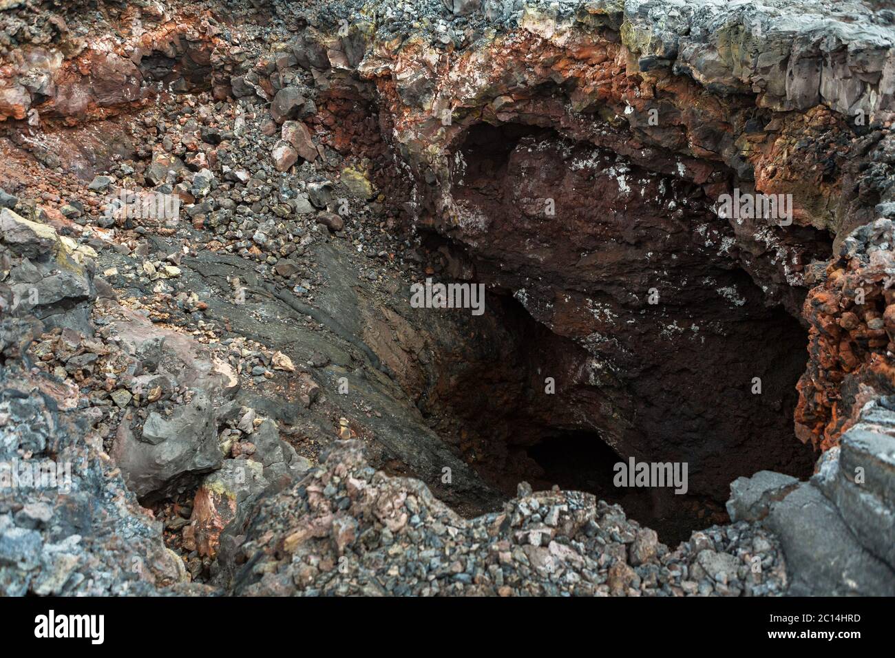 In una caverna nel campo di lava al vulcano Tolbachik, dopo l'eruzione nel 2012, Klyuchevskaya Gruppo di vulcani Foto Stock