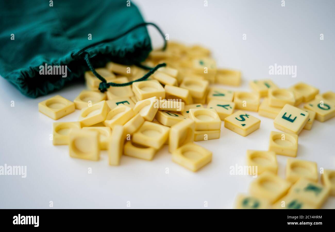 Parole CORONA VIRUS su scrabble lettere alfabeto su una scrabble bordo. Quarantena home entertainmentin per Coronavirus indossare Foto Stock