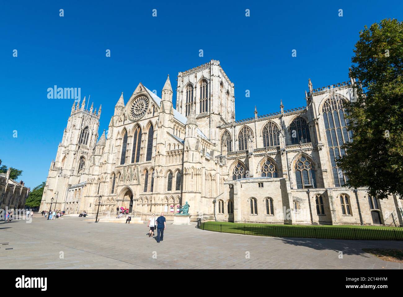 Vista estiva soleggiata sul fronte sud della cattedrale di York, North Yorkshire Foto Stock