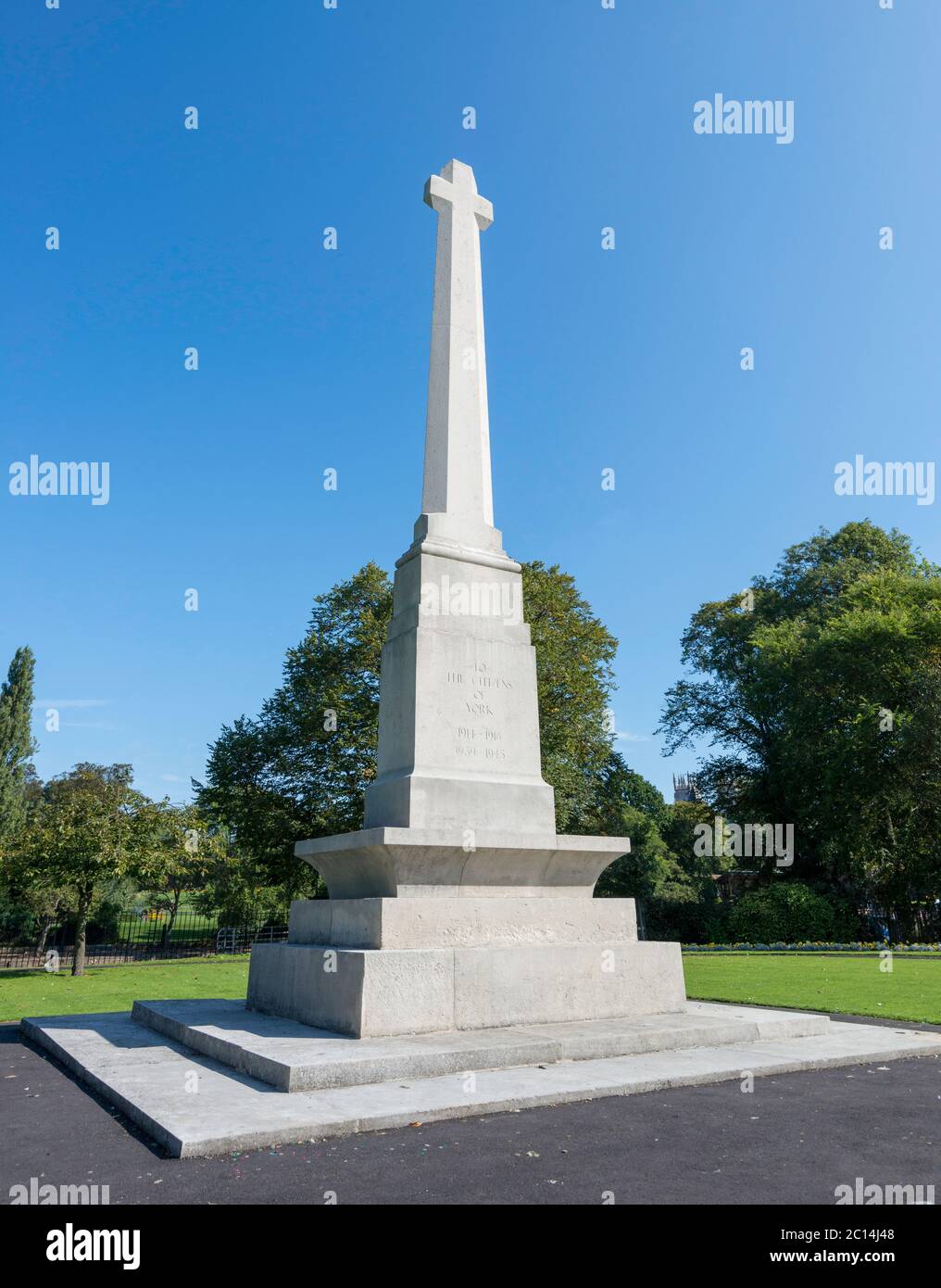 La semplice croce commemorativa di guerra in pietra bianca ai Memorial Gardens nel centro di York, nel North Yorkshire Foto Stock