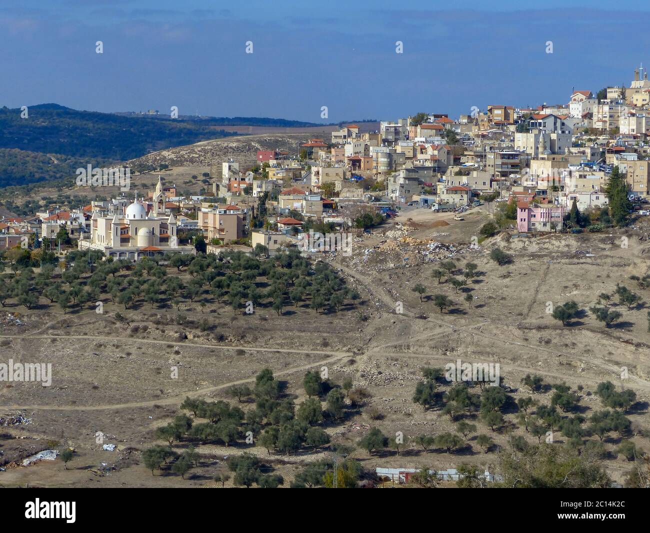 Israele, la Galilea. Vista aerea di un villaggio arabo costruito su un lato della montagna Foto Stock