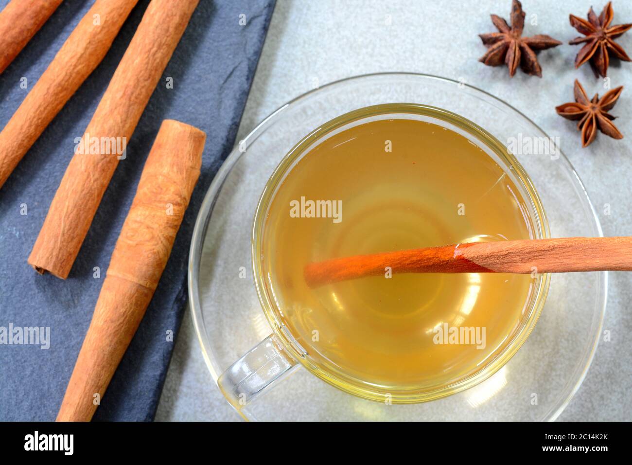 Acqua calda alla cannella con miele in una tazza di vetro Foto Stock