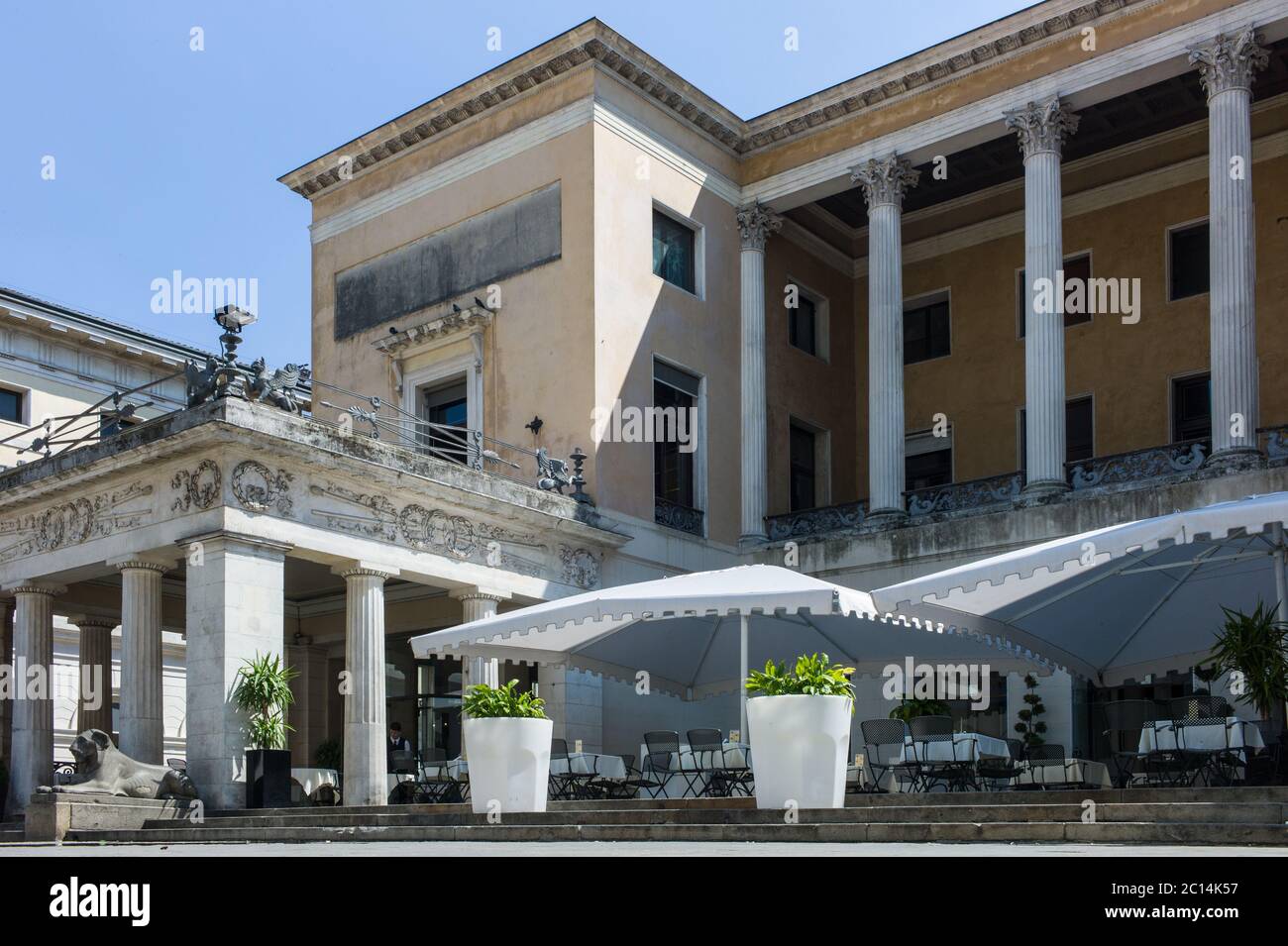 Lo storico, antico e famoso caffè Pedrocchi, fondato nel XVIII secolo a Padova in Italia, serve caffè dal 1831 Foto Stock