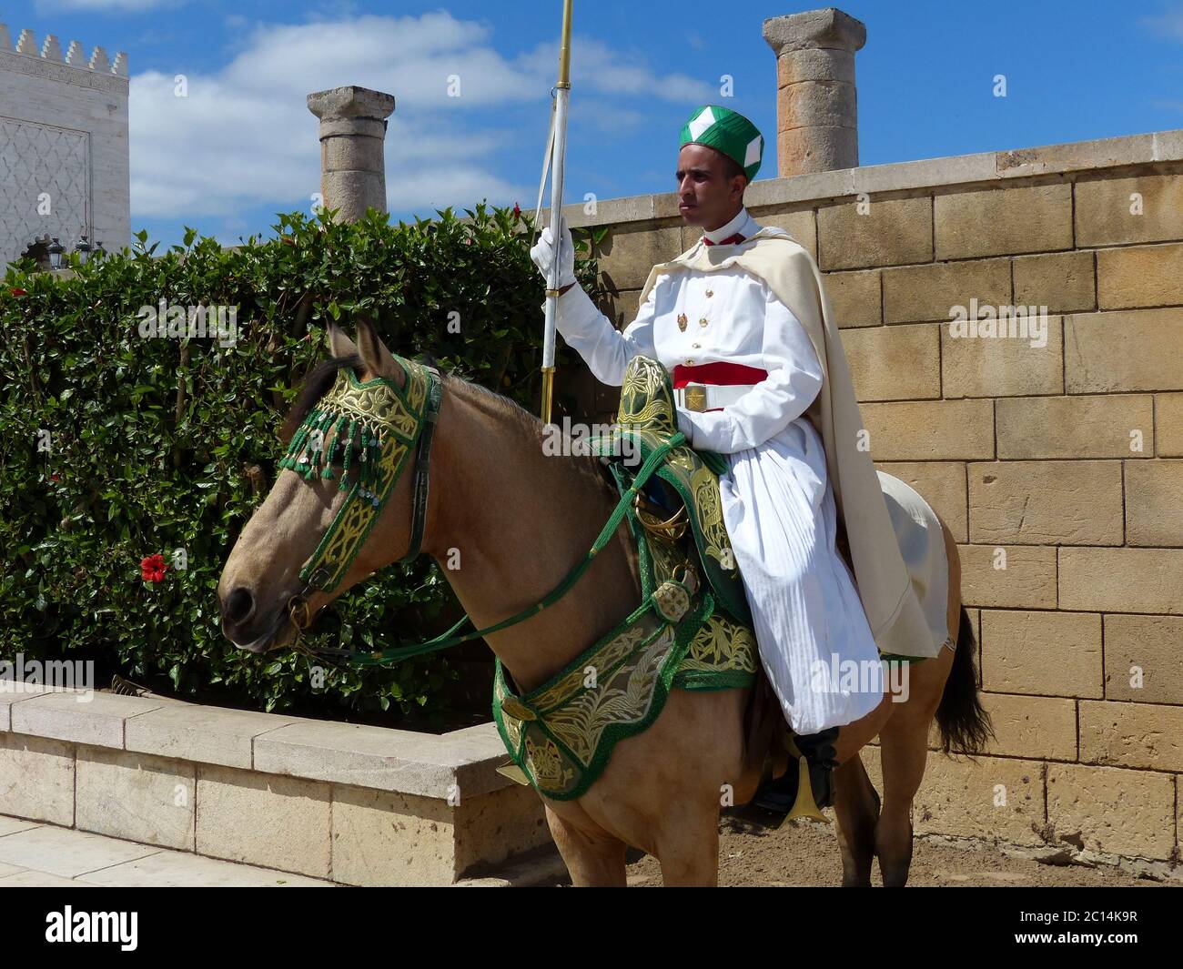 Guardia reale a cavallo al Mausoleo di Mohammed V, Palazzo reale, Rabat, Marocco Foto Stock