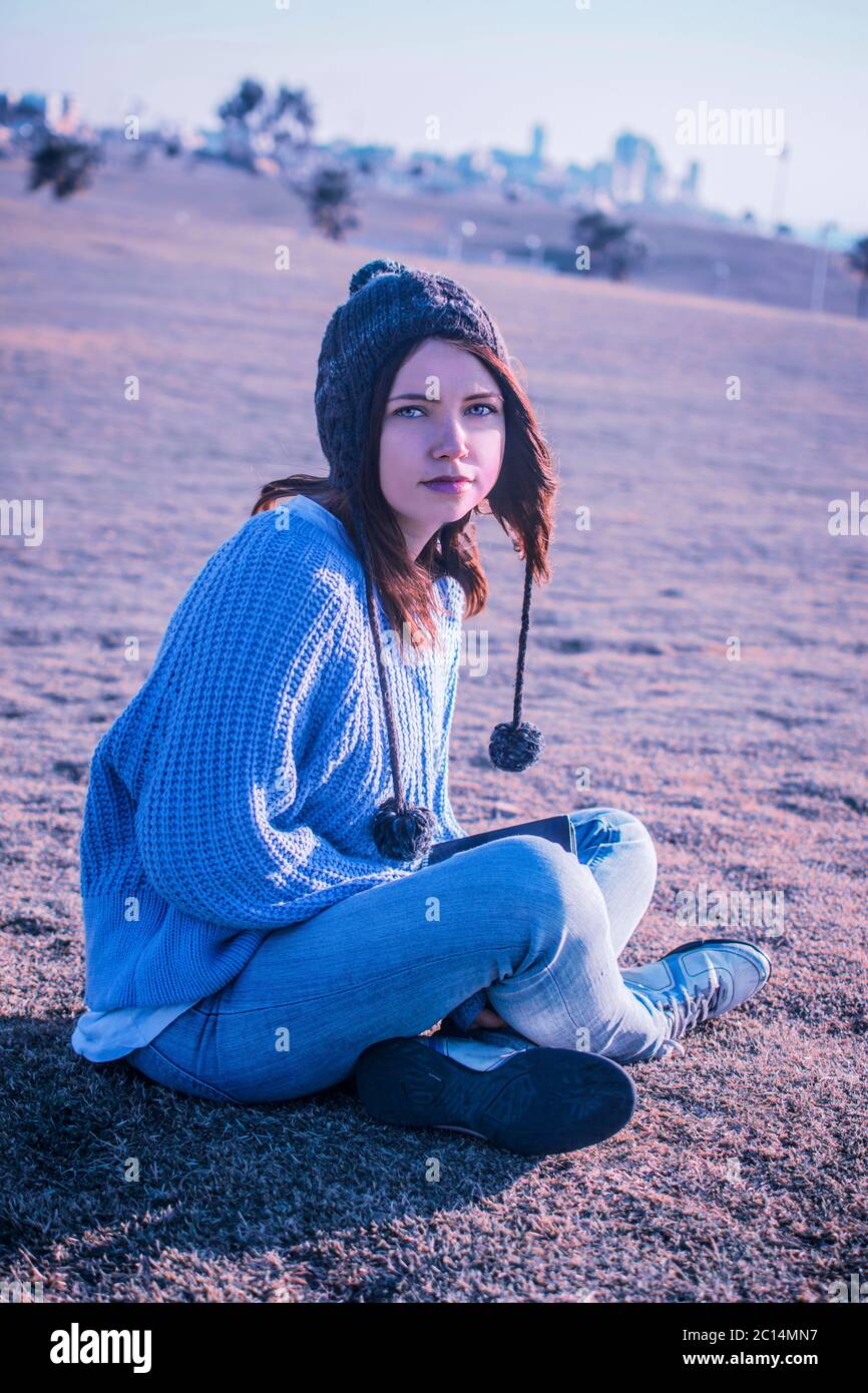 moody immagine di una giovane donna di 25 anni sola in un parco Foto Stock