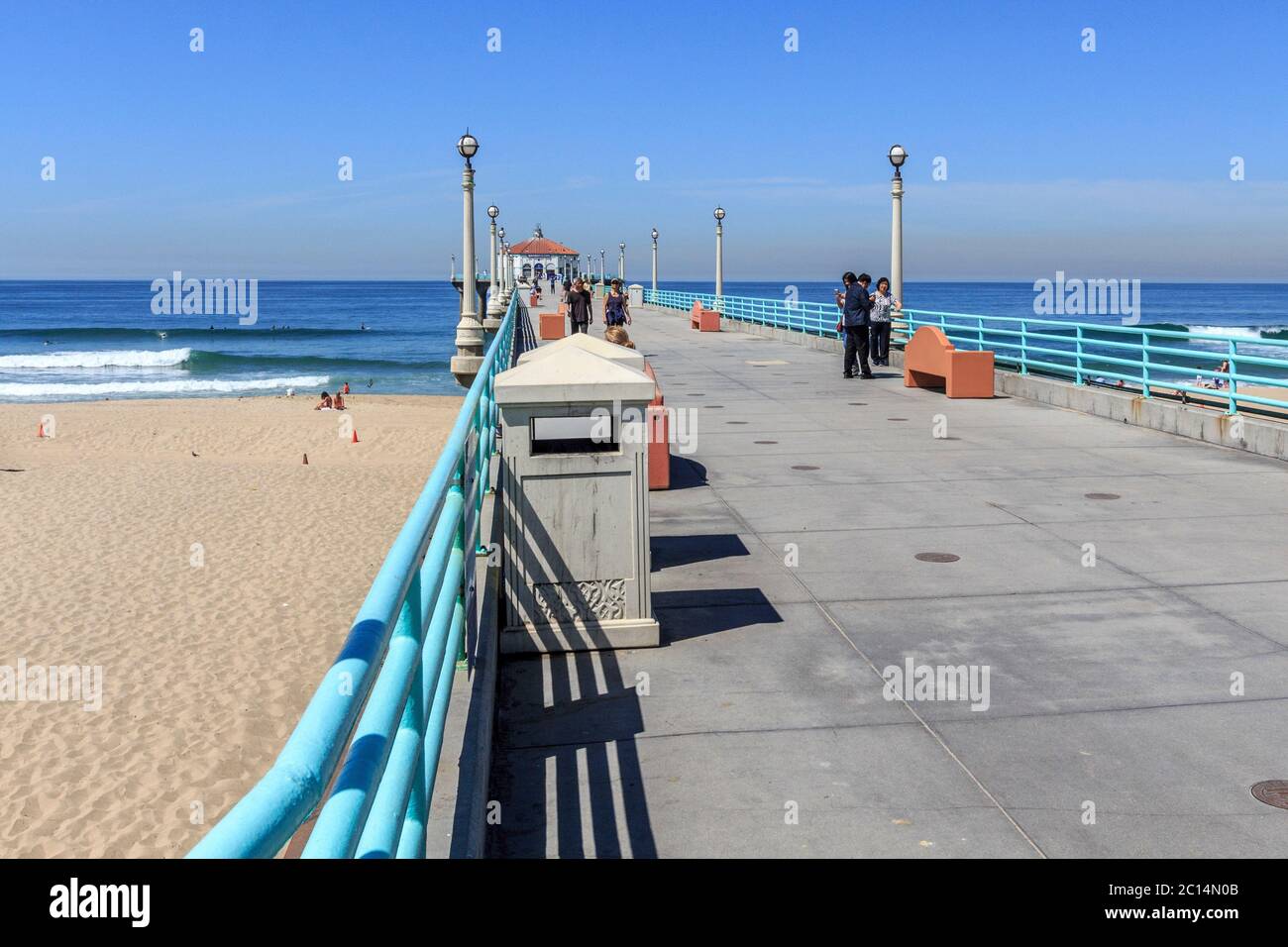 Manhattan Beach Pier è un molo situato a Manhattan Beach in California, sulla costa dell'Oceano Pacifico. Foto Stock