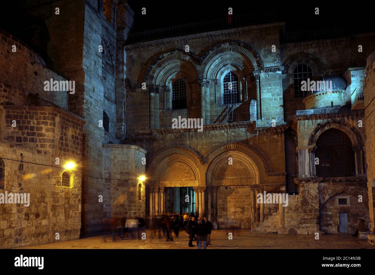 Israele, Gerusalemme, città vecchia, all'esterno della chiesa del Santo Sepolcro, l'entrata principale di notte Foto Stock