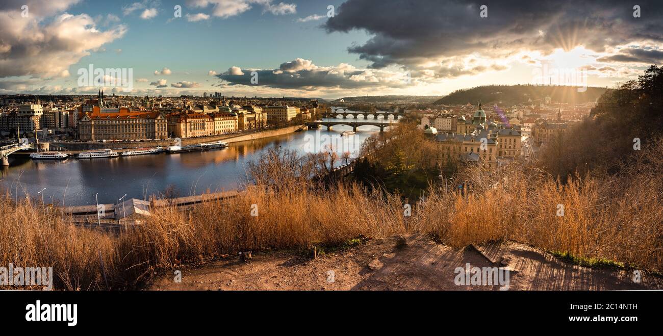 Panorama su vedute panoramiche dei ponti sul fiume Moldava e del centro storico di Praga, edifici e monumenti storici della città vecchia, durante e tramonto Praga Foto Stock