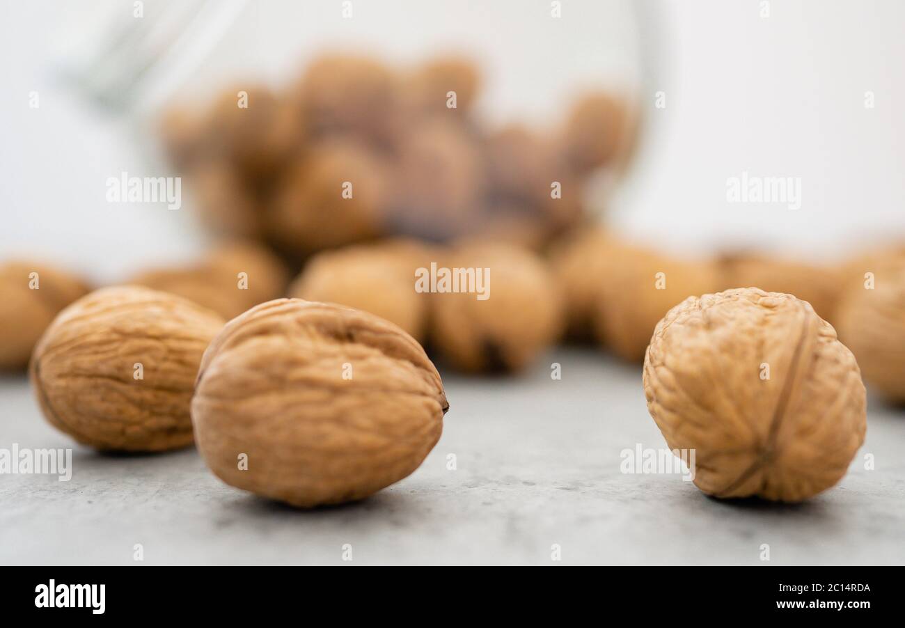 Vaso di vetro riempito con noccioli di noce sano Noce intero. Il grasso di salute perfetto e il buon carboidrato per fornire la nutrizione! Recipiente vintage. Foto Stock